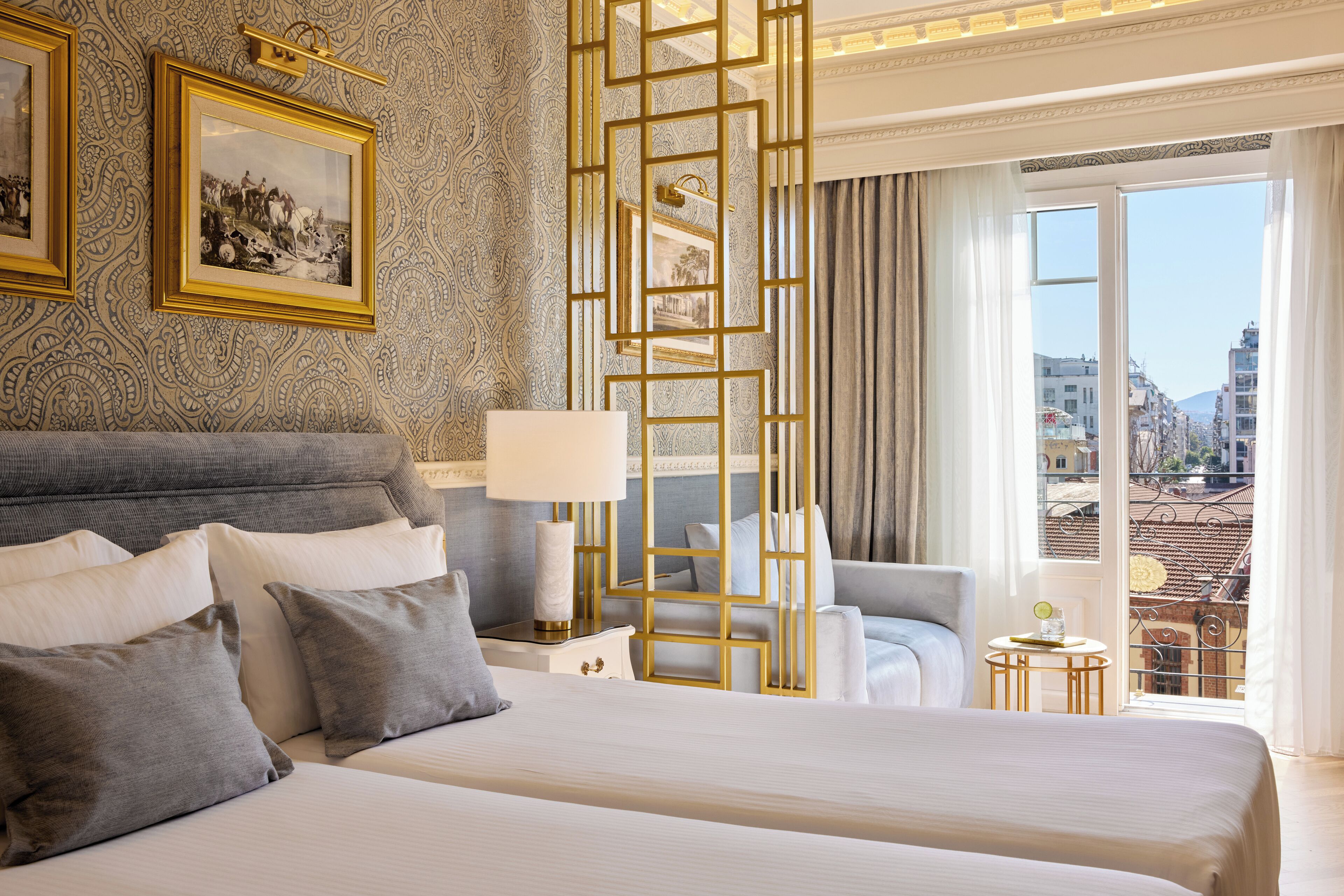 Deluxe Suite Twin Beds with Ladadika View | Ropa de cama de alta calidad, minibar, caja fuerte y escritorio