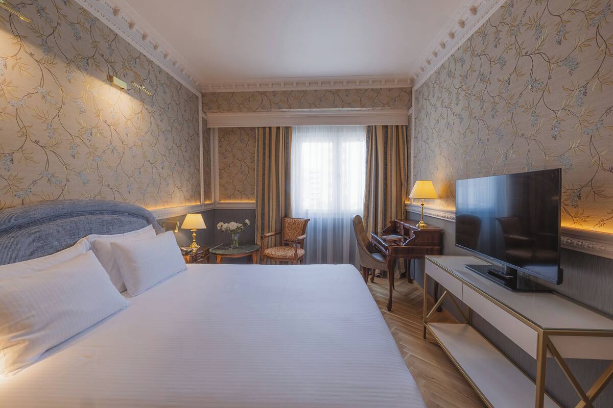 Deluxe Room | 1 bedroom, Egyptian cotton sheets, premium bedding, minibar