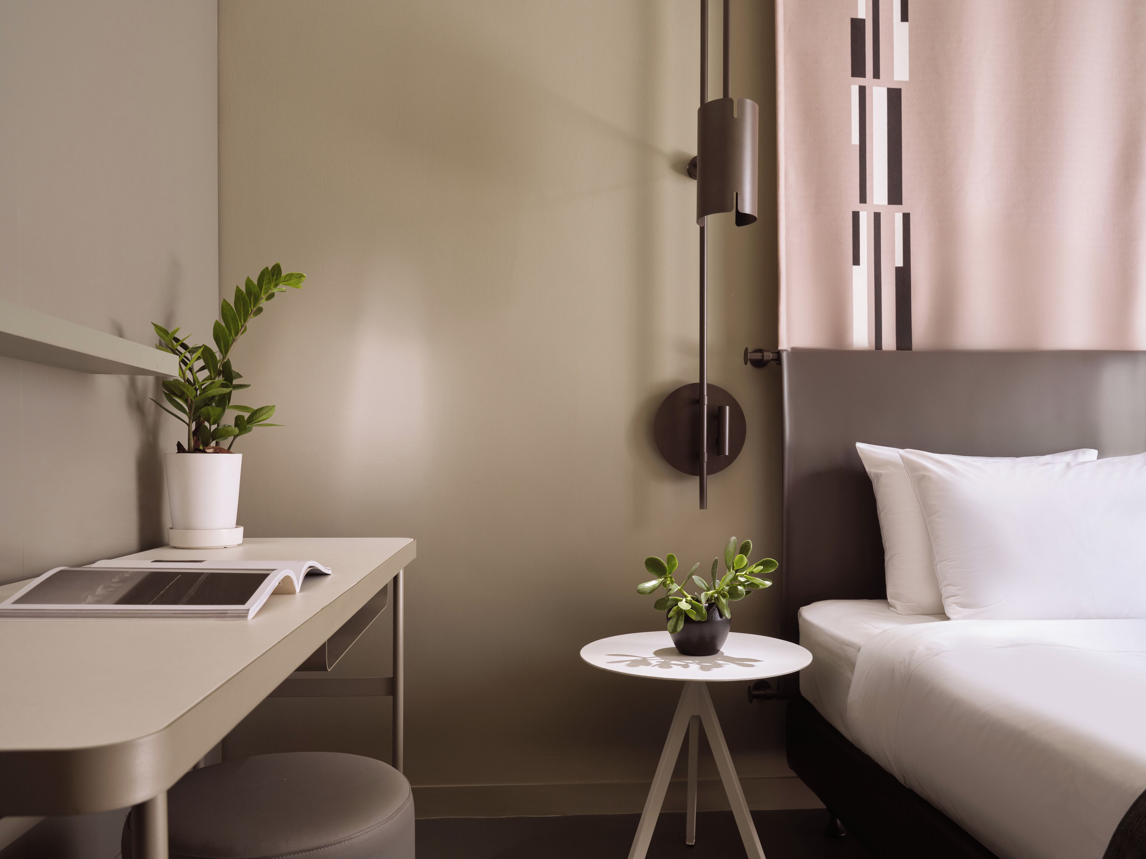 Habitación estándar, vistas a la ciudad | Caja fuerte, sistema de insonorización, wifi gratis y ropa de cama
