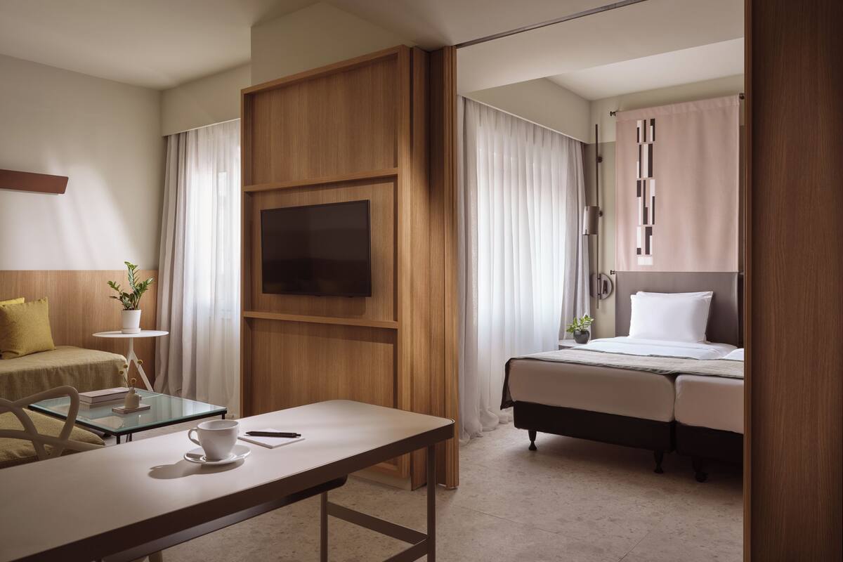 Junior Suite Inner | ตู้นิรภัยในห้องพัก, ห้องเก็บเสียง, Wi-Fi ฟรี, ผ้าปูที่นอน
