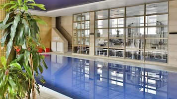 Innenpool, geöffnet von 07:00 Uhr bis 19:30 Uhr, Liegestühle