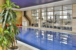 Innenpool, geöffnet von 07:00 Uhr bis 19:30 Uhr, Liegestühle