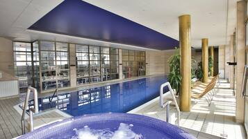 Innendørsbasseng, solsenger og badevakt