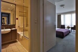 Hypo-allergenic bedding, minibar, in-room safe, desk