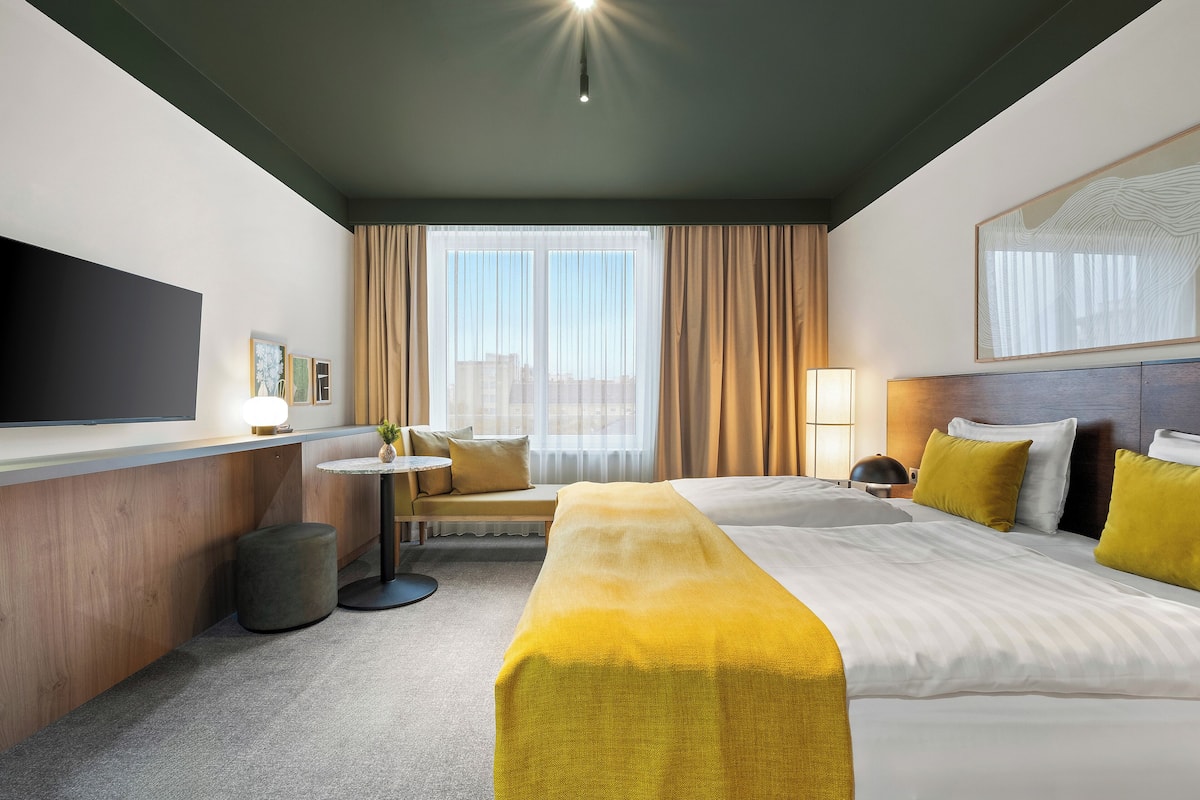 Hypo-allergenic bedding, minibar, in-room safe, desk