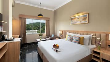 Premium bedding, in-room safe, individually decorated