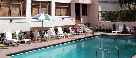 من حمّامات السباحة المغطاة، حمّام سباحة خارجي، مقاعد للتشمس