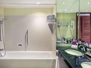 Minibar, in-room safe, desk, soundproofing - Mercure Jakarta Kota (Jakarta)