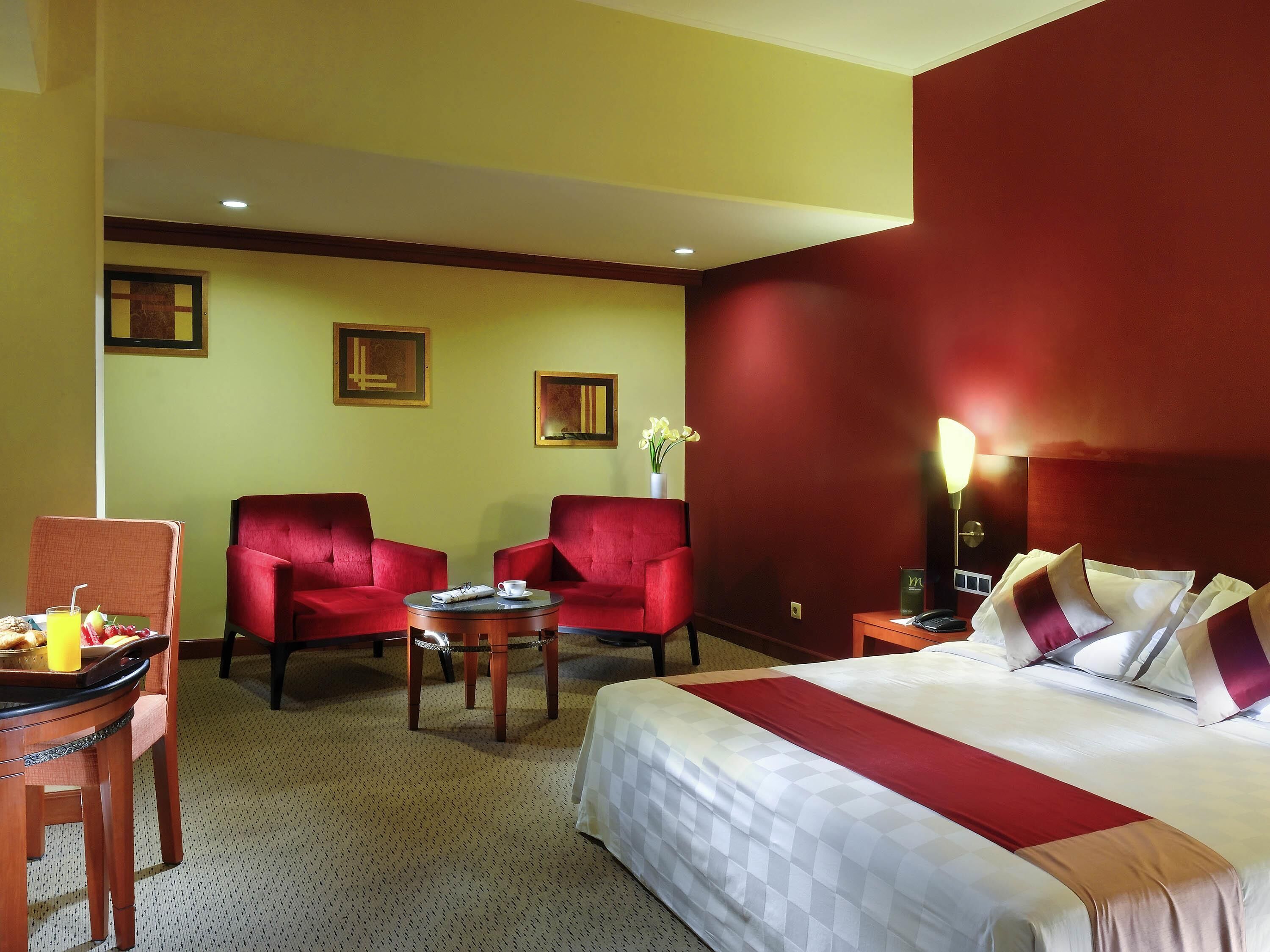 Minibar, pengeskab på værelset, skrivebord, lydisolering