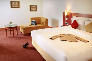 Deluxe Room, 1 King Bed (Executive) | Minibar, in-room safe, desk, soundproofing