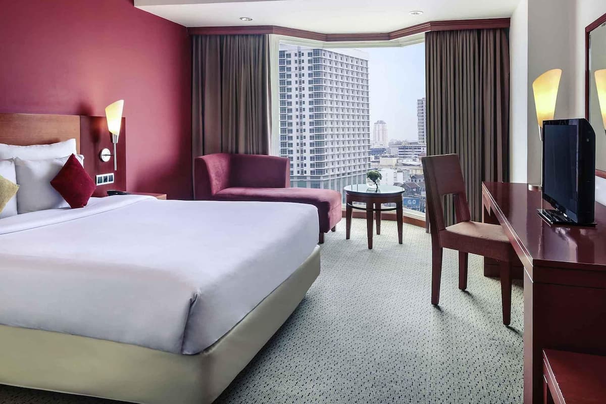 Deluxe Double Room, 1 Double Bed | Minibar, in-room safe, desk, soundproofing