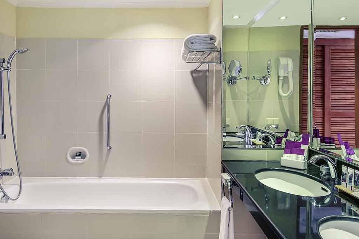 Deluxe kamer, 1 kingsize bed (Executive) | Een minibar, een kluis op de kamer, een bureau, geluiddichte muren
