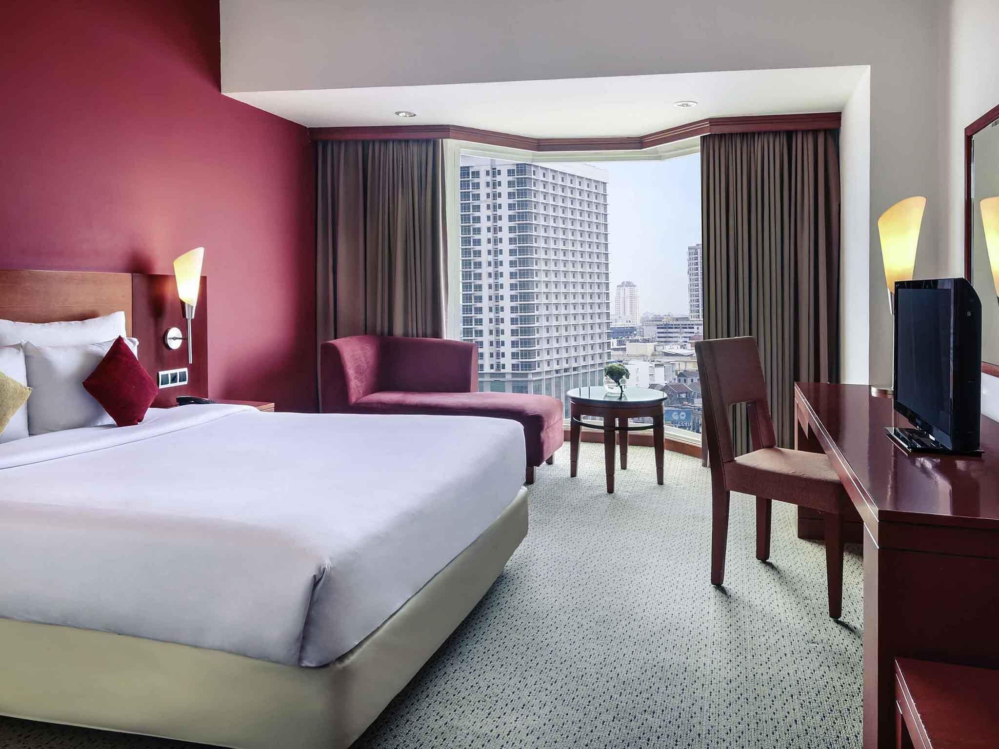 Minibar, brankas, meja kerja, dan kedap suara