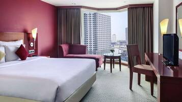 Minibar, brankas, meja kerja, dan kedap suara