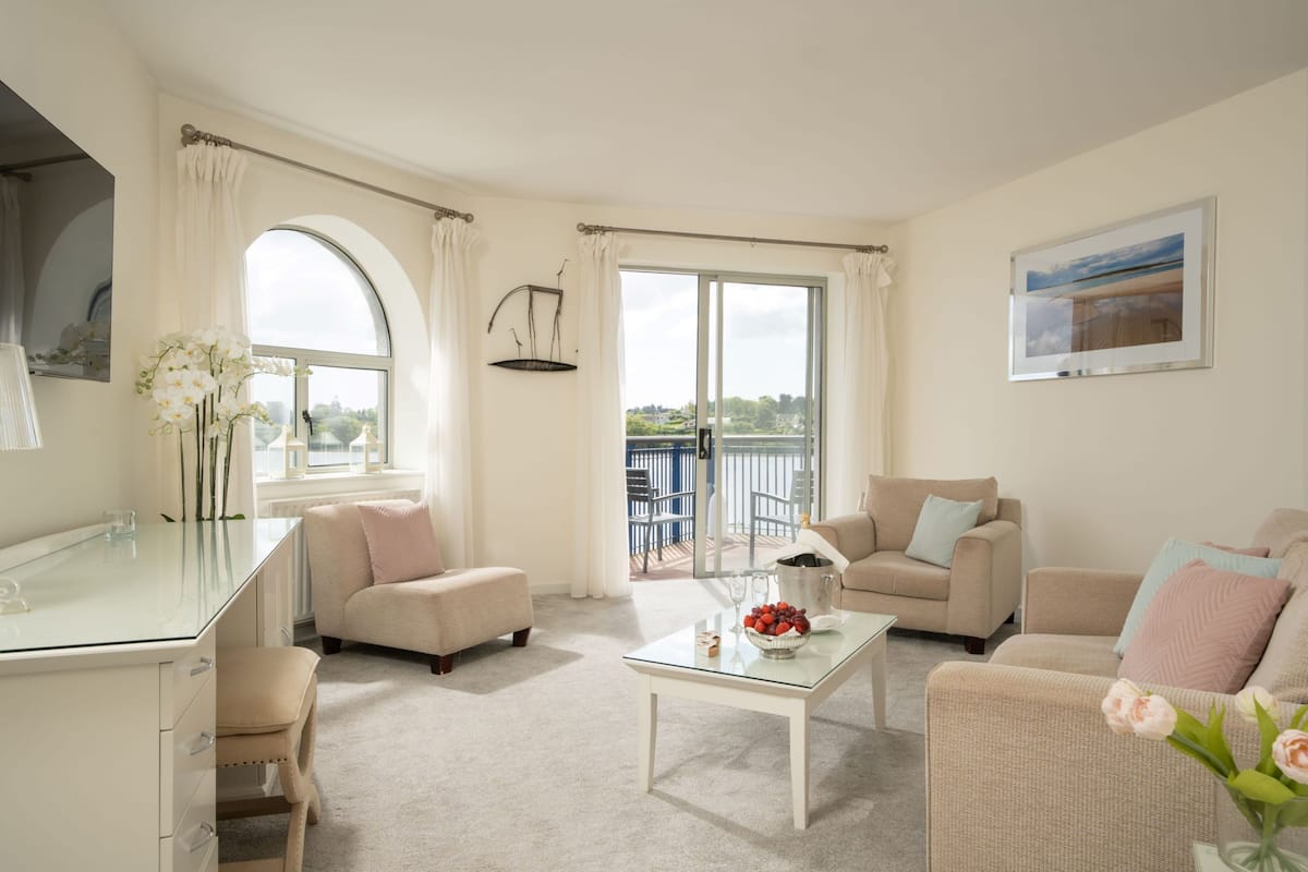 executive suite, 1 double bed, river view | living area | flat-screen tv