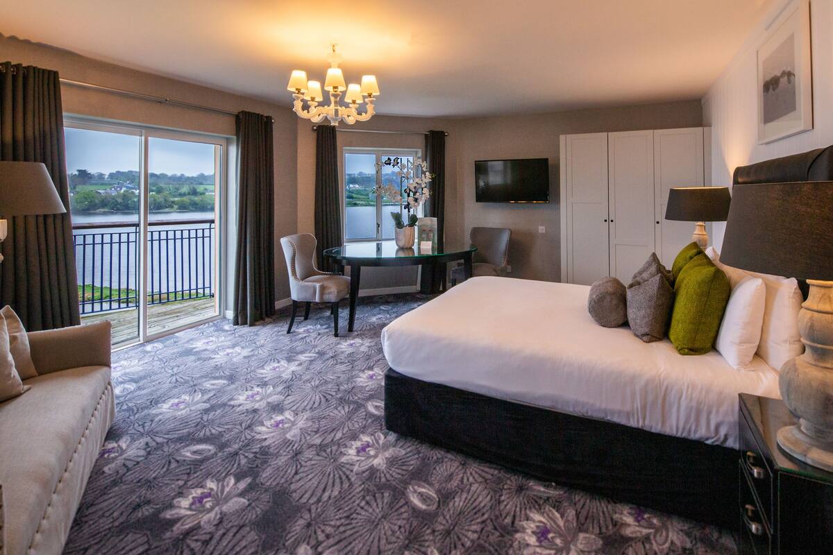 Deluxe Double Room, 1 Double Bed | In-room safe, desk, iron/ironing board, WiFi (free)