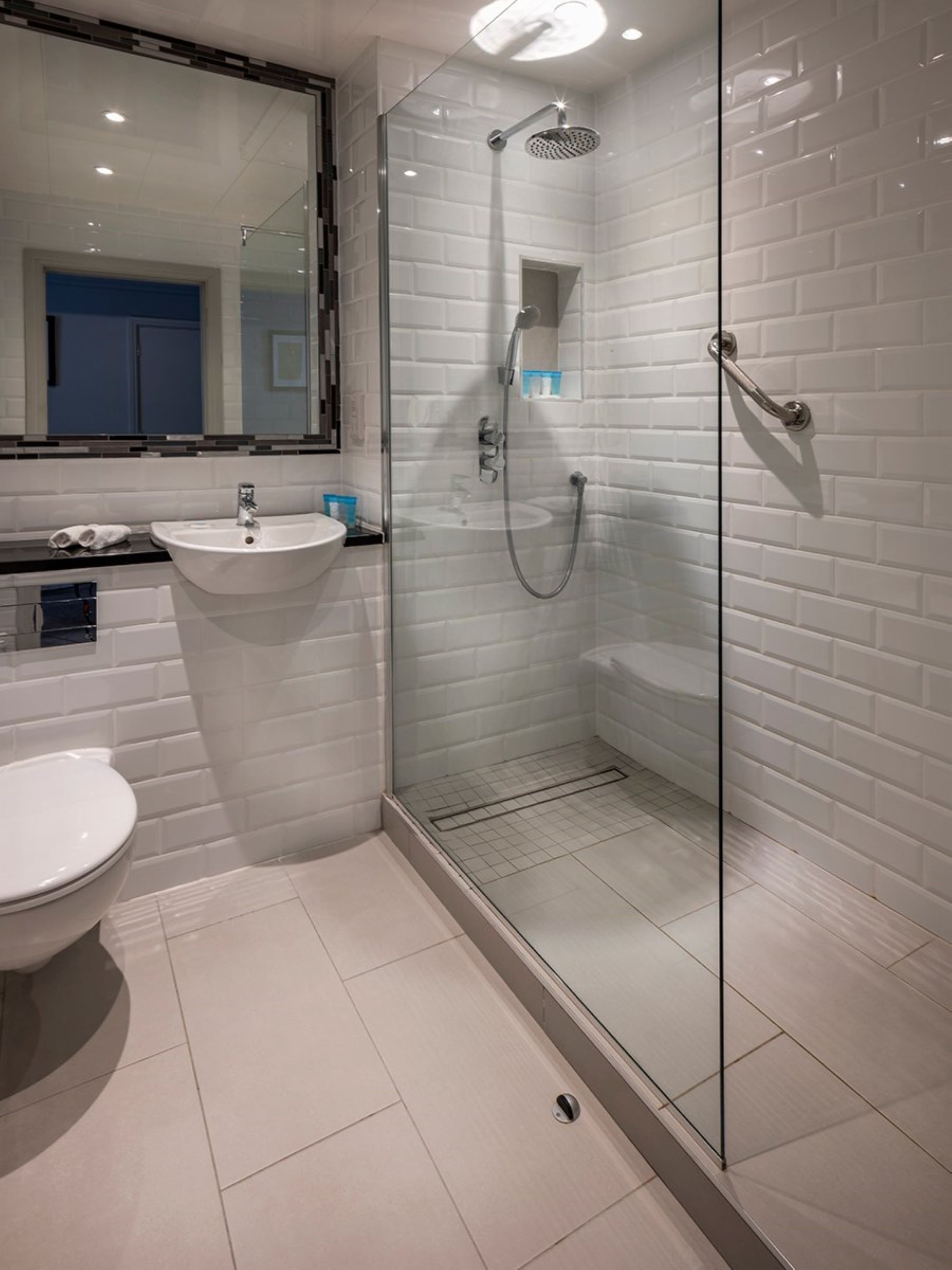 standard room, connecting rooms | bathroom | combined shower/bathtub, designer toiletries, hair dryer, towels
