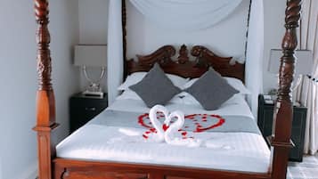 Una cama con dosel, un suelo escocés y una decoración con forma de corazón en la cama.