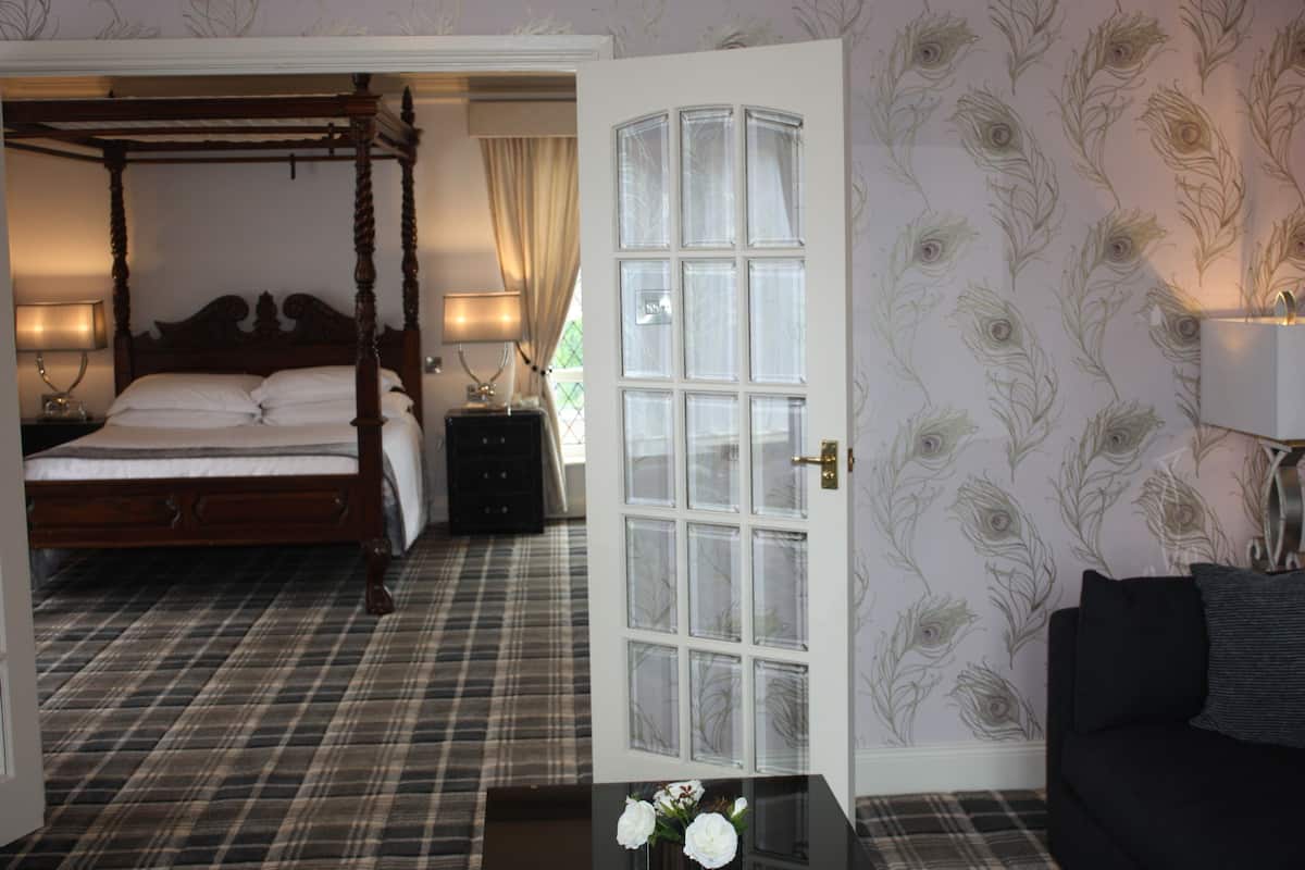 Deluxe Suite | Hypo-allergenic bedding, in-room safe, desk, iron/ironing board