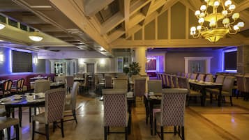 Breakfast (EUR 12.50 per person)