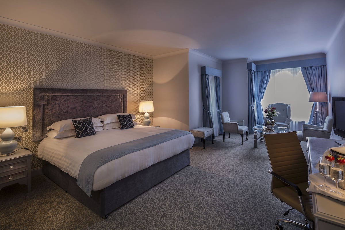 JR Suite | Hypo-allergenic bedding, in-room safe, desk, iron/ironing board