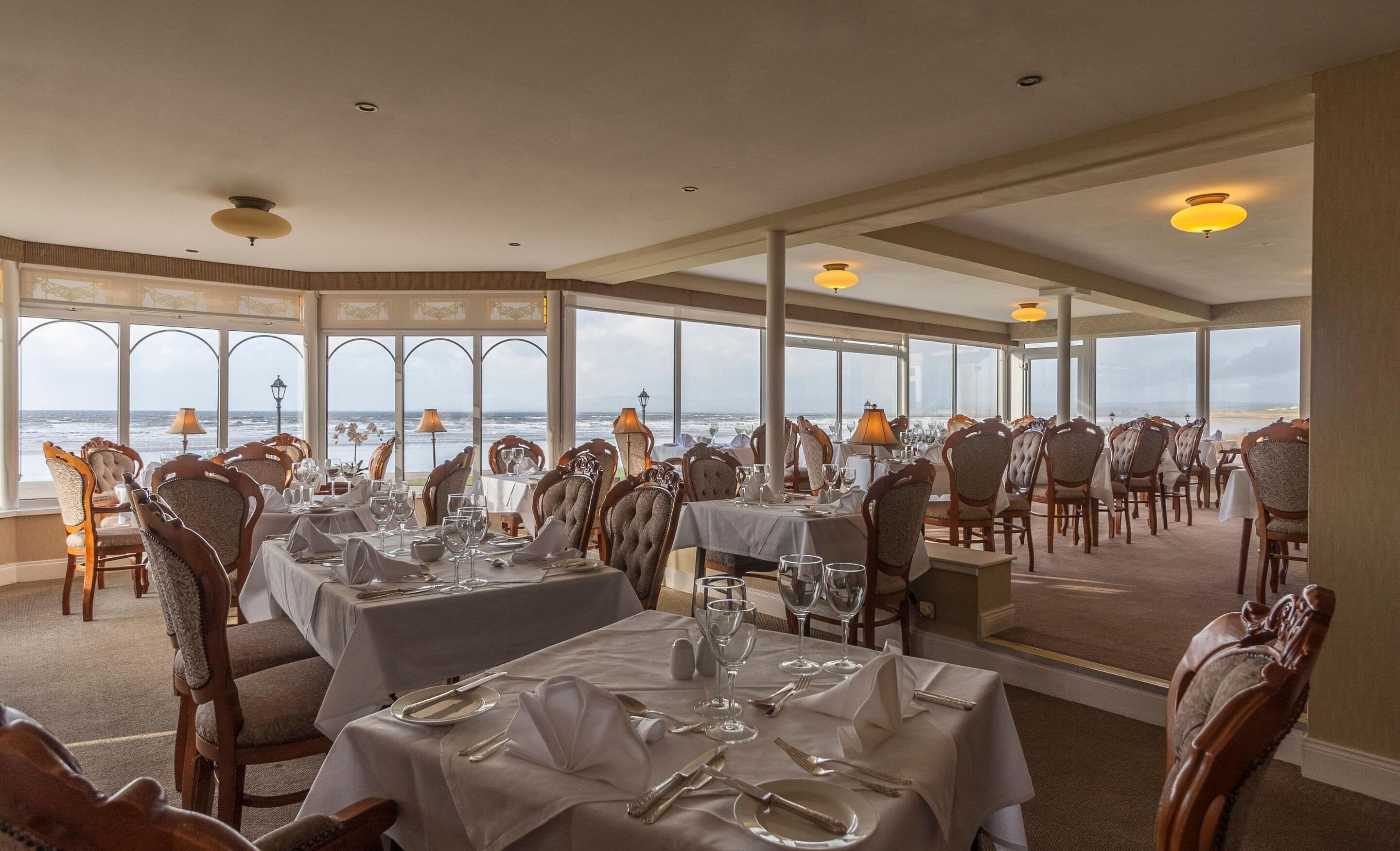 2 restaurants, dinner served