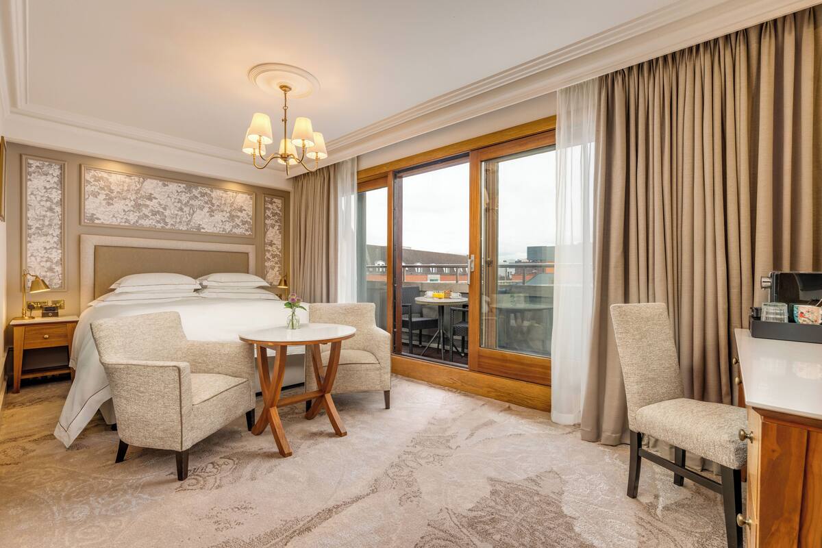 Contemporary King Room | 1 غرفة نوم وأغطية فراش متميزة وميني بار وخزنة داخل الغرفة