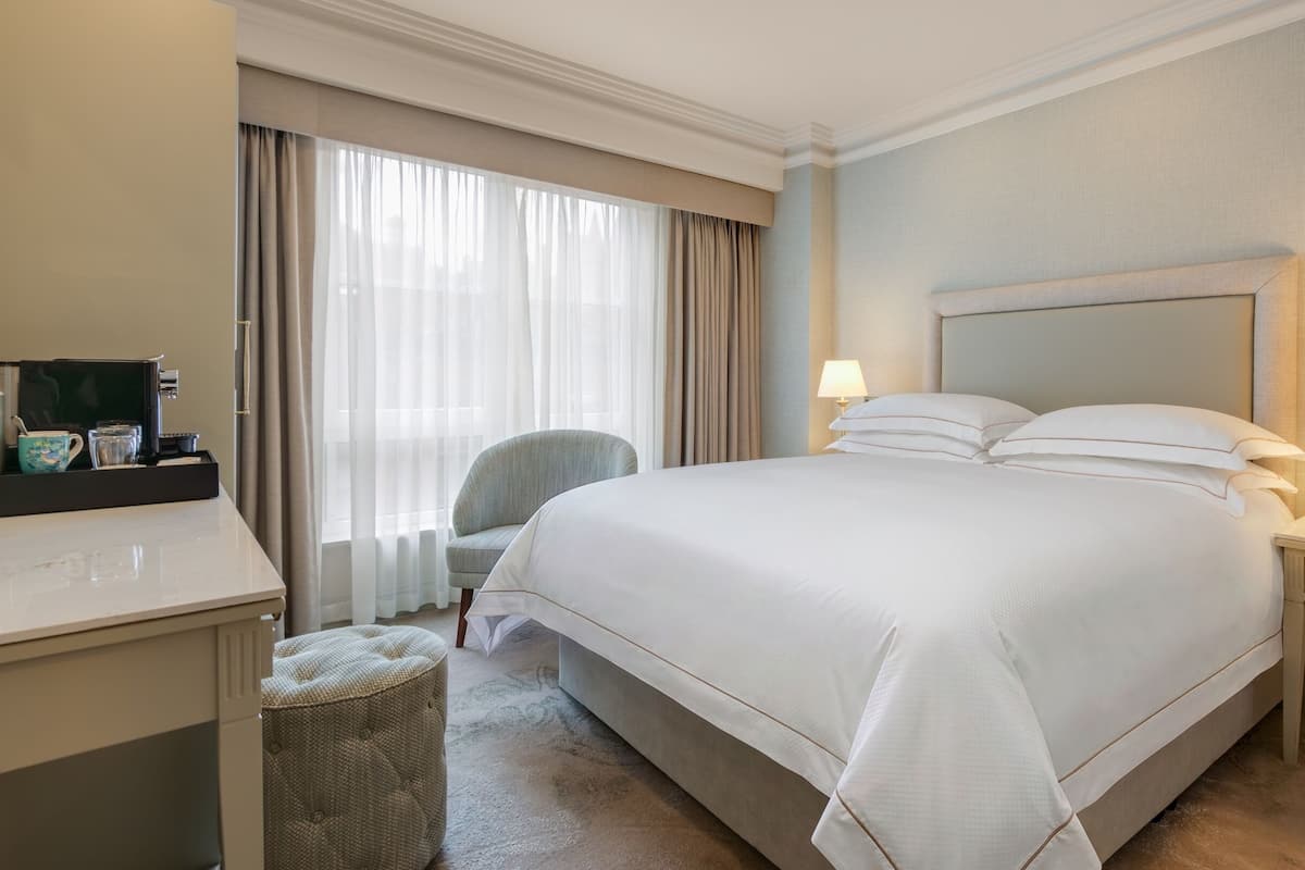 City Queen Room