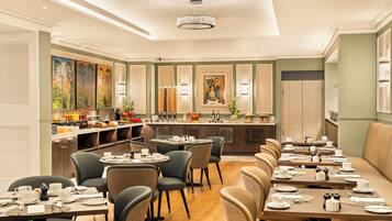 Café da manhã completo todos os dias (EUR 17.50 por pessoa)