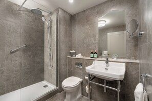 Combined shower/tub, free toiletries, hair dryer, towels