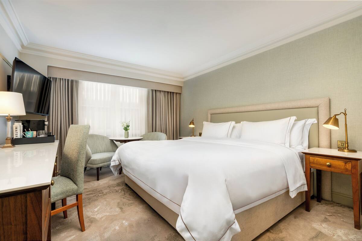 Signature King Room | 1 غرفة نوم وأغطية فراش متميزة وميني بار وخزنة داخل الغرفة