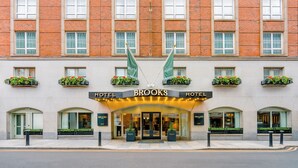 A hotel with a brick facade, multiple windows, and a sign reading "Hotel Brooks". - Brooks Hotel (Dublin)
