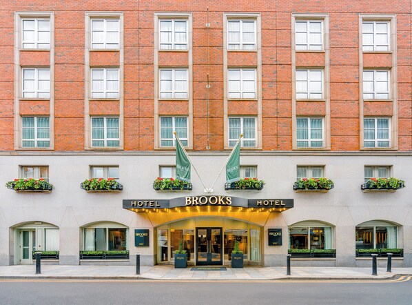 A hotel with a brick facade, multiple windows, and a sign reading "Hotel Brooks". - Brooks Hotel (Dublin)