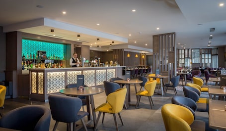 Serves breakfast, lunch, and dinner. Maldron Hotel Pearse Street Dublin City