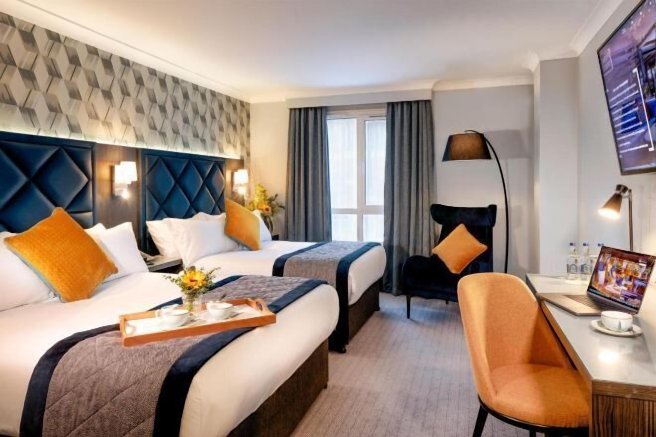 Coffres-forts dans les chambres, bureau, fer et planche à repasser