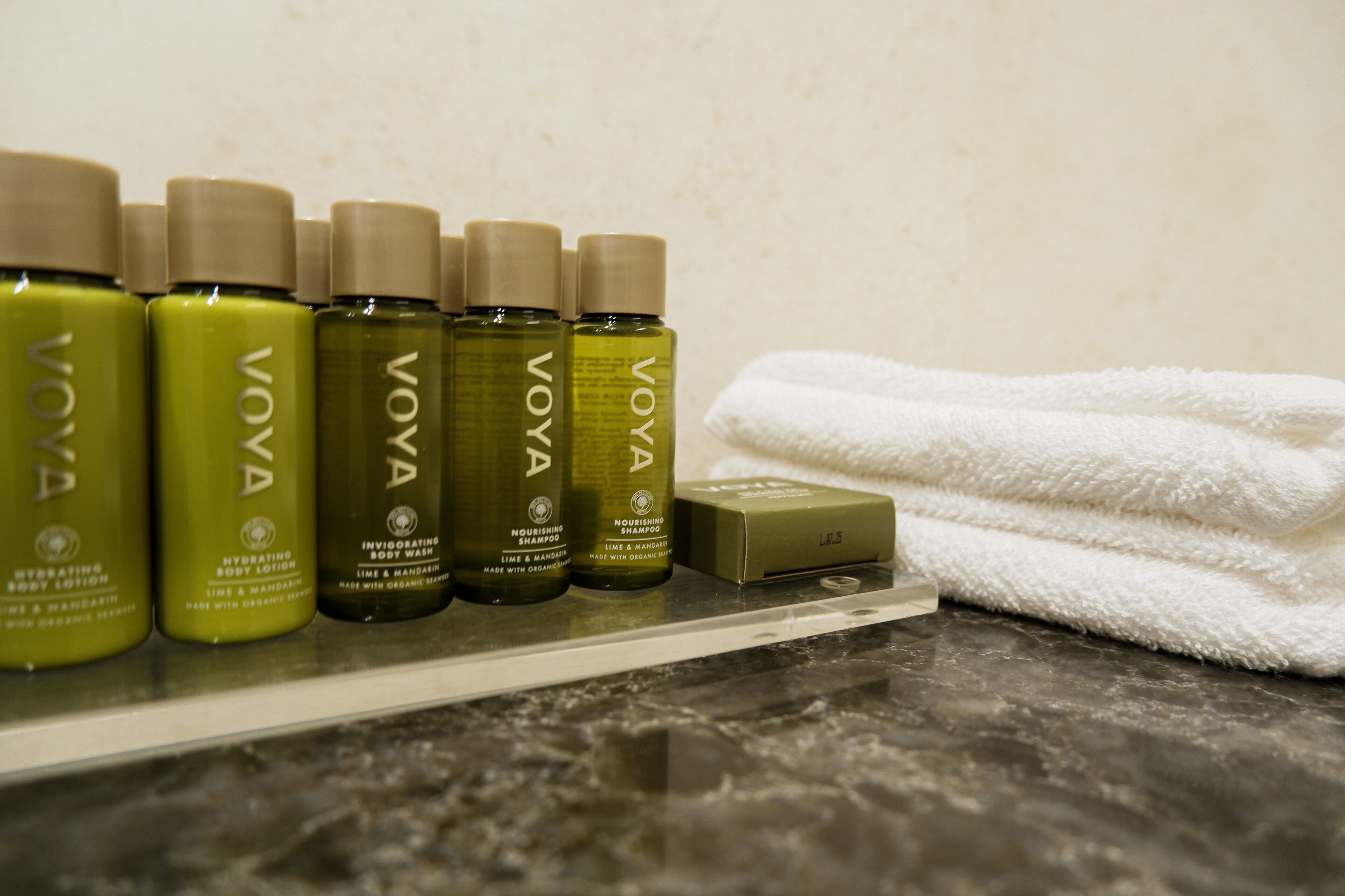 combined shower/bathtub, hair dryer, slippers, towels