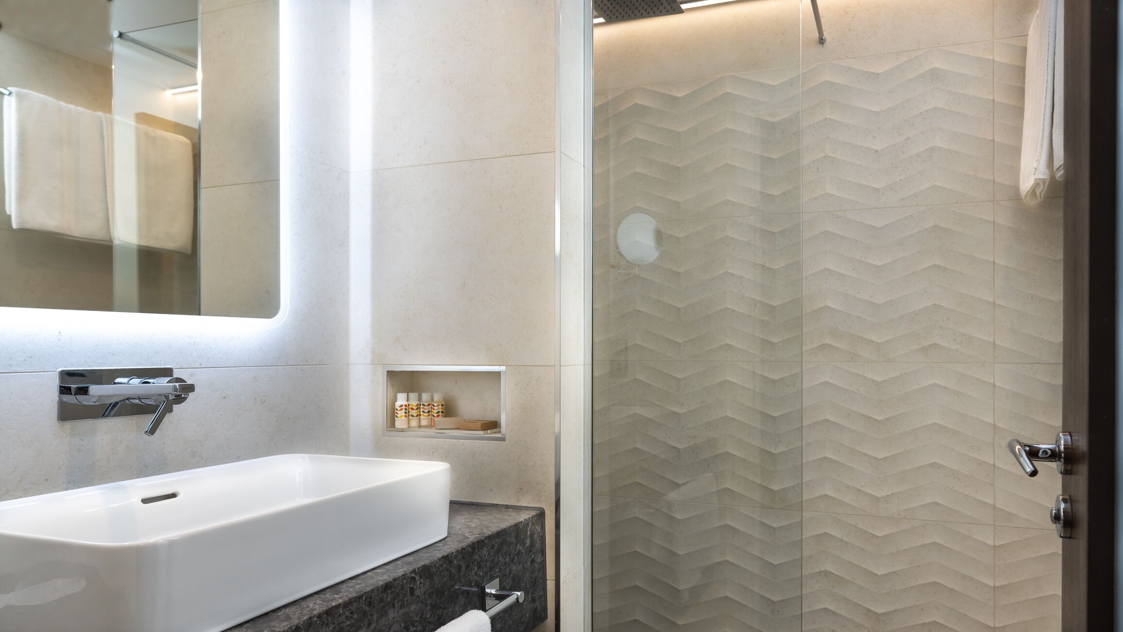 combined shower/bathtub, hair dryer, slippers, towels