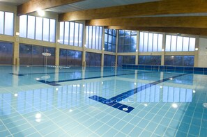 Indoor pool, pool loungers - Kibbutz Lavi Hotel (Galil Tachton)