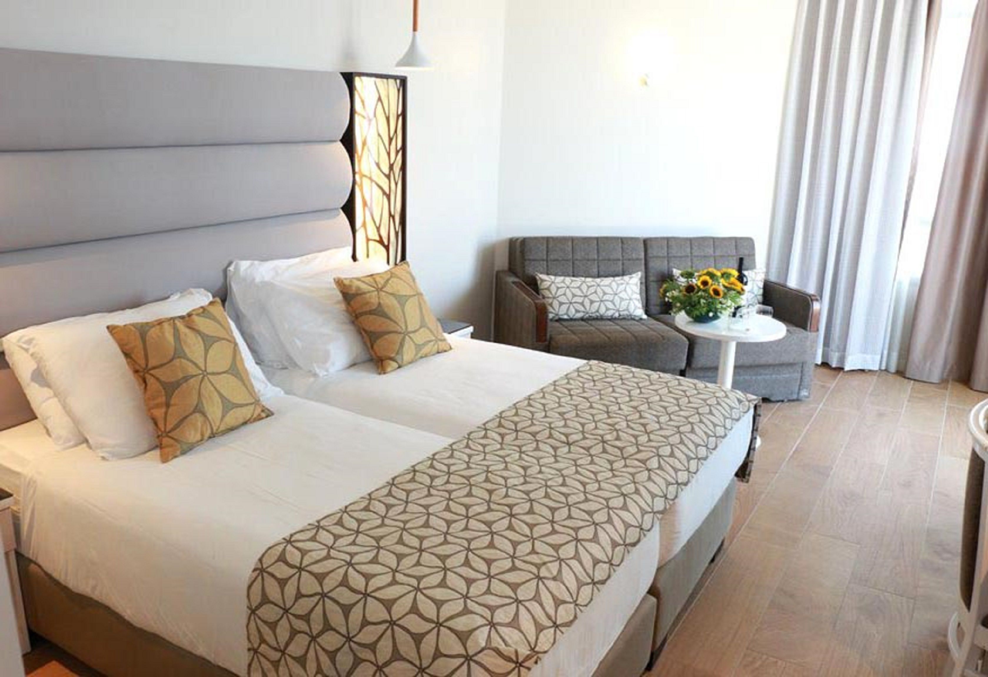 hod room with balcony | living area | flat-screen tv