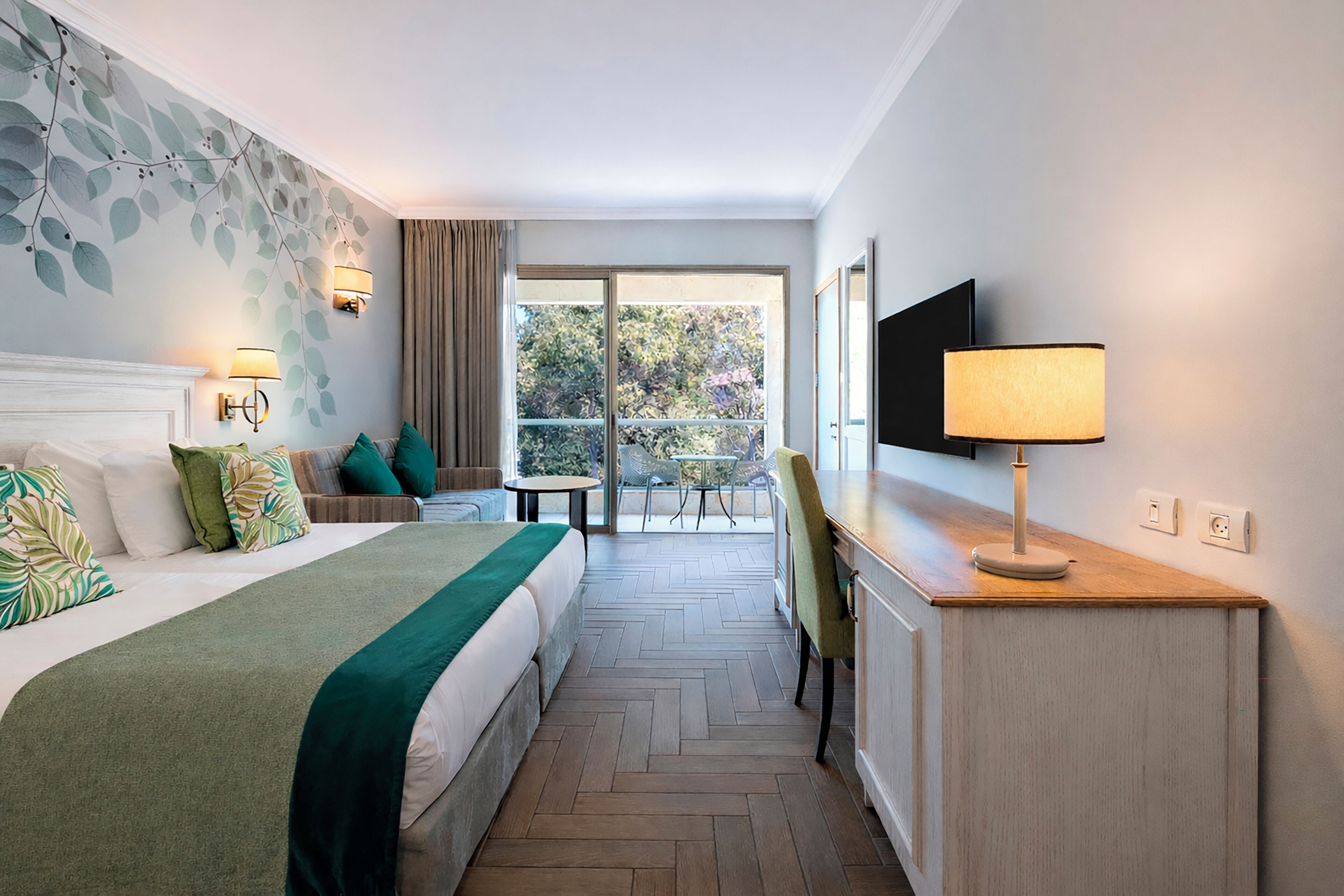 Deluxe Room | Premium bedding, in-room safe, desk, laptop workspace