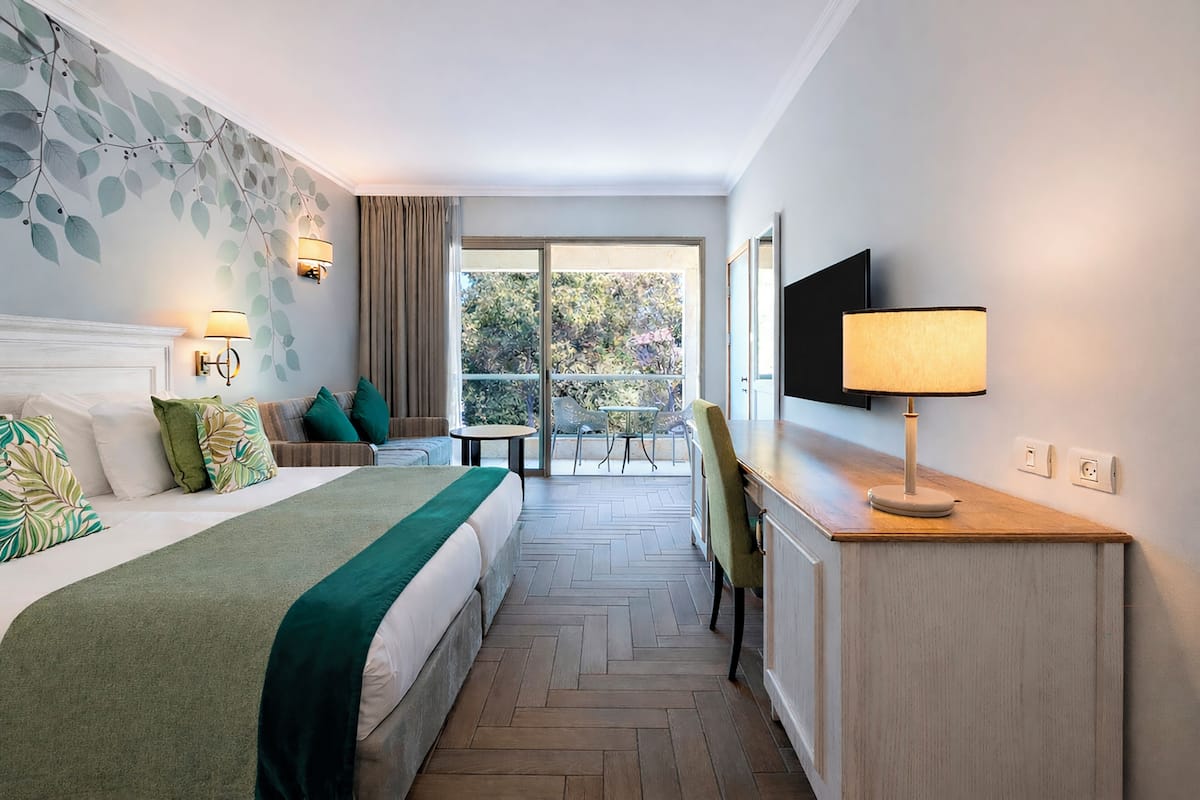 Deluxe Room | Premium bedding, in-room safe, desk, laptop workspace