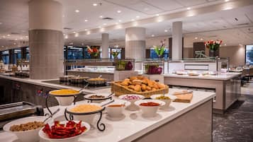 Café da manhã com buffet todos os dias (USD 25 por pessoa)