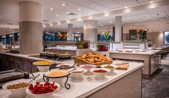 Un área de bufé con diferentes opciones de comida y una estación de café.