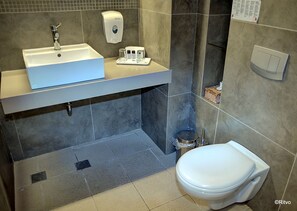 Combined shower/tub, hair dryer, towels - Kibbutz Lavi Hotel (Galil Tachton)