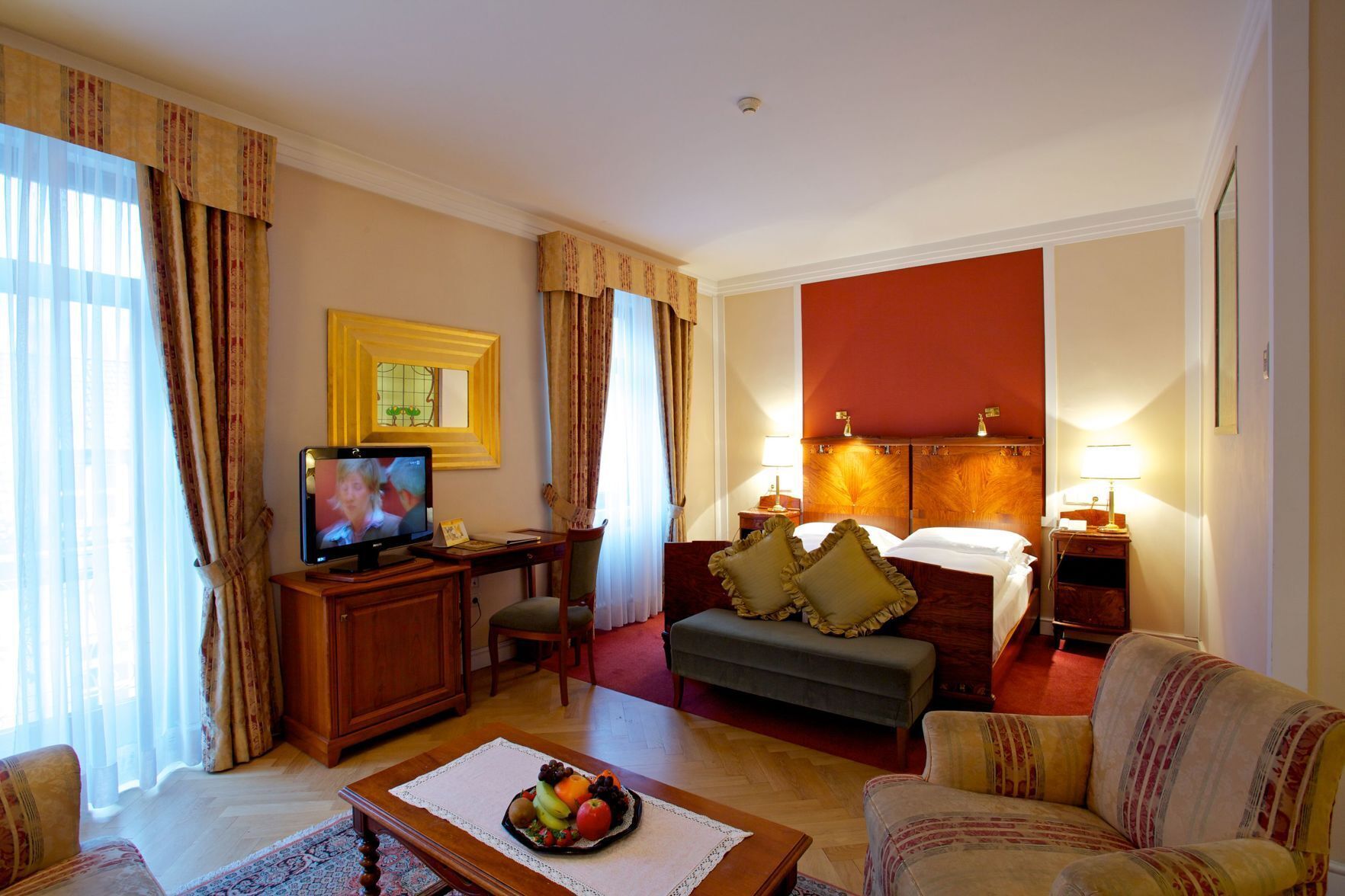 Literie hypoallergénique, couette en duvet, minibar, coffre-fort