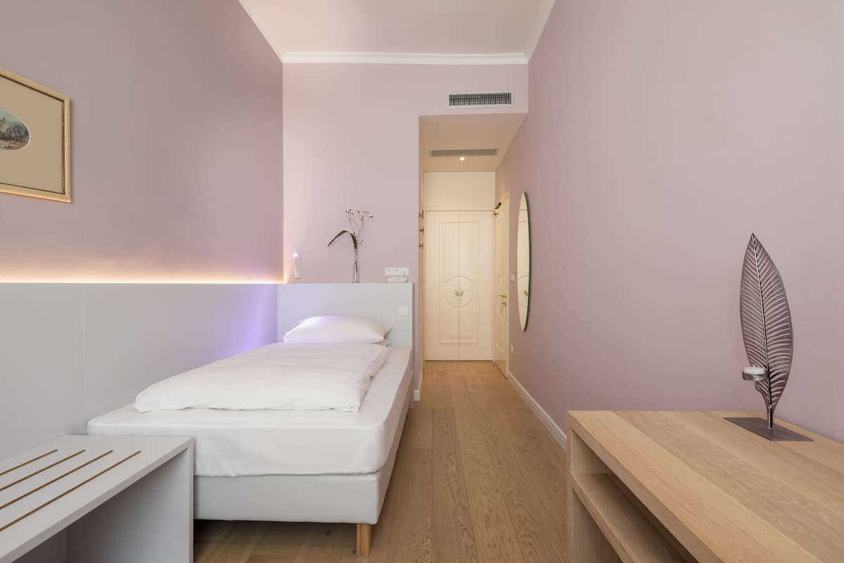 1 bedroom, hypo-allergenic bedding, down comforters, minibar