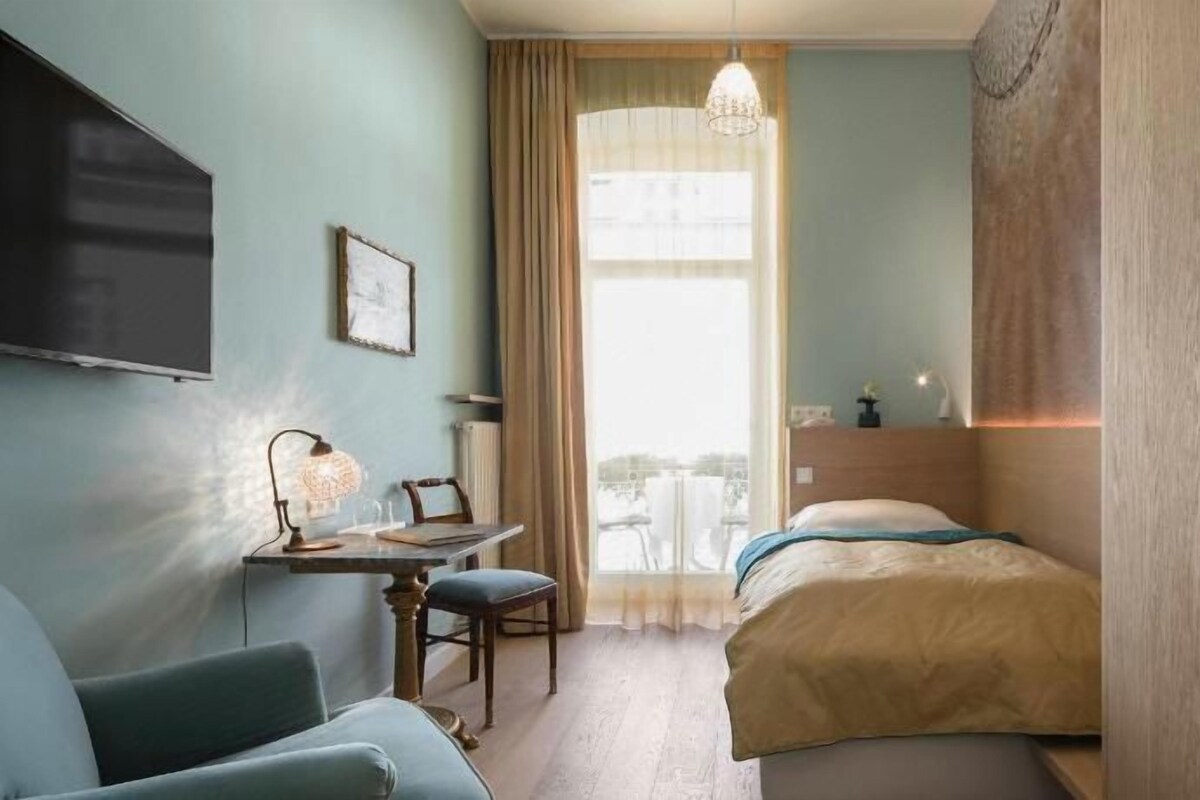 Ropa de cama hipoalergénica, edredones de plumas, minibar y caja fuerte