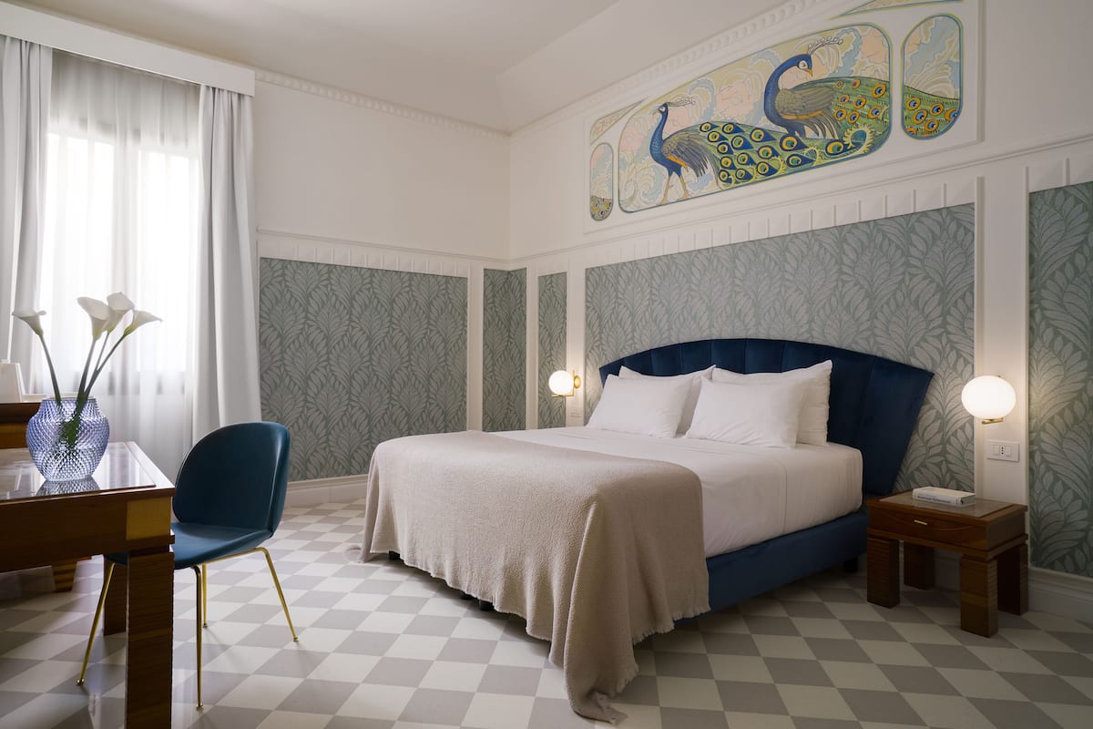 Comfort Room | Premium bedding, down duvets, pillow-top beds, minibar