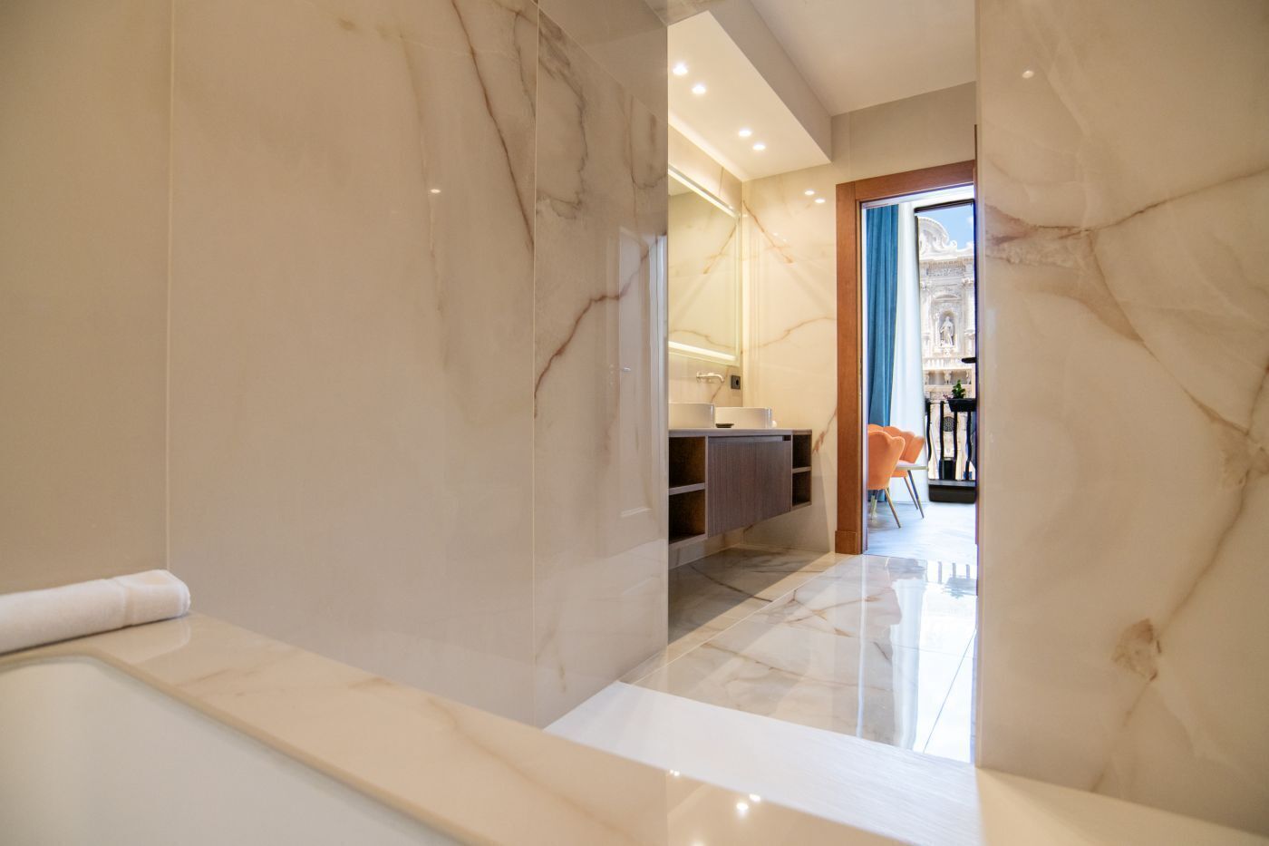 junior studio suite, city view | bathroom | combined shower/bathtub, free toiletries, hair dryer, bathrobes