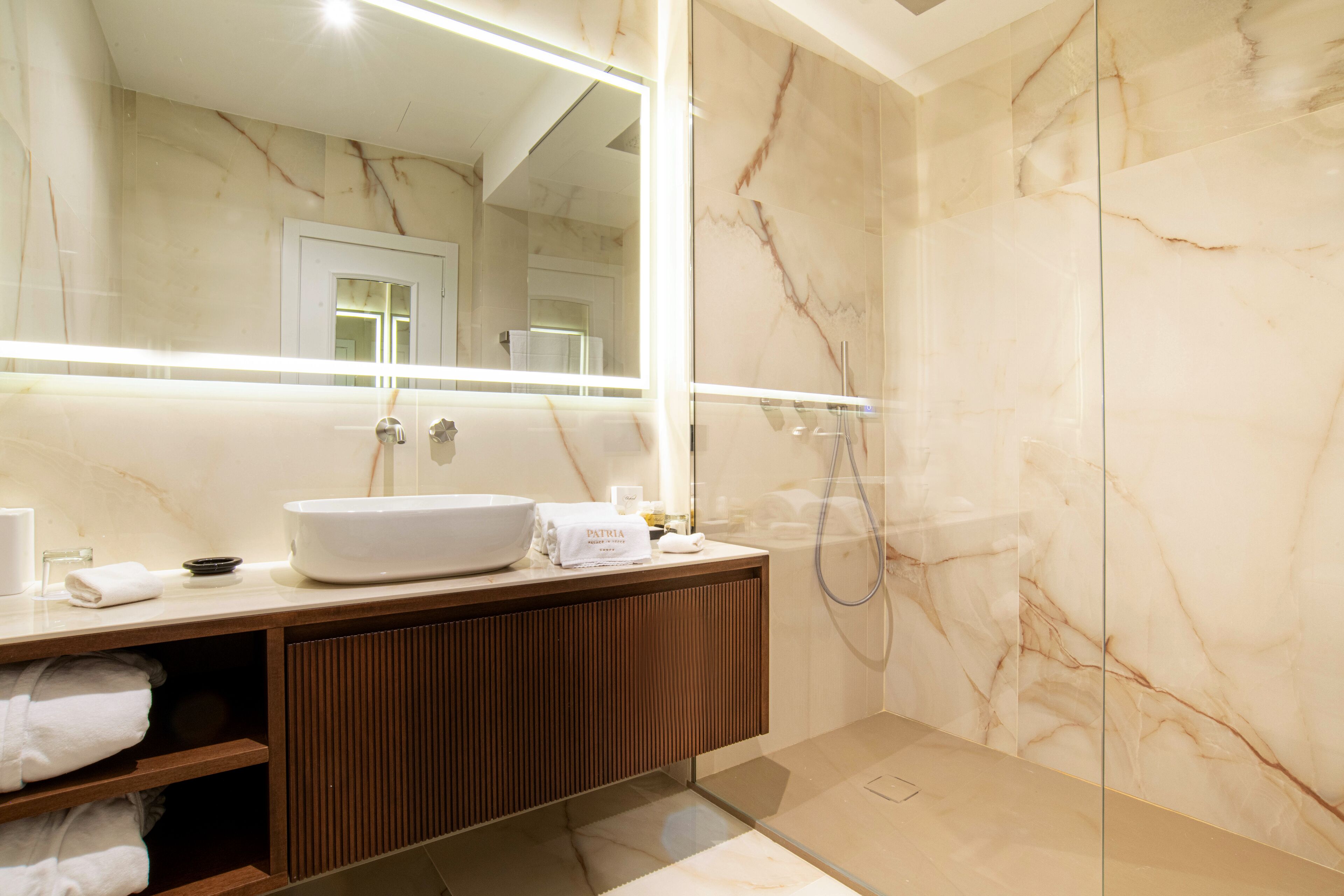 deluxe room | bathroom | combined shower/bathtub, free toiletries, hair dryer, bathrobes